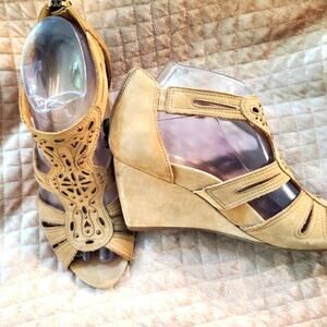 EARTHIES Wedge Sandals Studded Cutout Design size 7.5